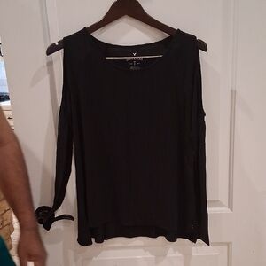 American Eagle Soft And Sexy Tee Cold Shoulder Long Sleeve Split Hem Black